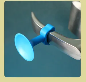Detaillierte Nahaufnahme des blauen Silikon-Türgriffschutzes mit einem Saugnapf.