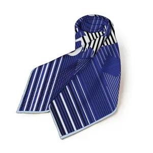 70cm blaue Kutsche Kette Seide quadratischer Schal neutrales Halstuch Detailansicht