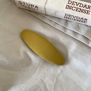 Mosterdgeel stoffen ovaal haarklemmetje, stijlvol haaccessoire voor dagelijks gebruik thuis.