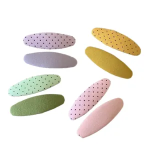 Set van Koreaanse stijl polkadot stoffen ovale snap haarspelden, schattige accessoires.