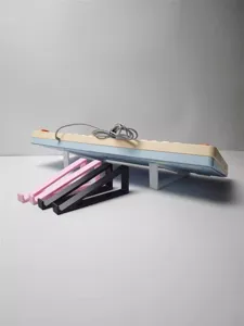 Detailansicht des gewinkelten Tastaturständers, ergonomisches Schreibtischzubehör zum Tippen.