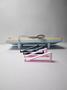 Ergonomischer, gewinkelter Tastaturständer in Rosa, Schwarz und Weiß für komfortables Tippen.