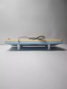 Detailansicht der ergonomischen Tastatur-Halterung und des Ständers mit sauberem Kabel.