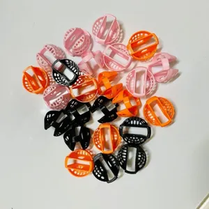 Vue détaillée du panier de filtre d'évier en plastique, outil attrape-cheveux coloré.