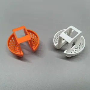 Vue detaillee de filtres d'evier en plastique imprime en 3D orange et blanc pour le drain.