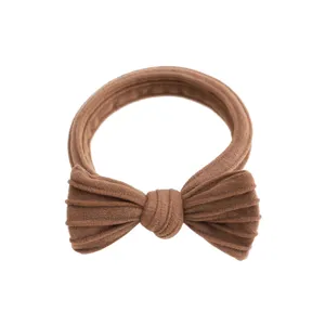 Bruine fluwelen strik haarelastiek voor dames, elegante paardenstaart houder haaraccessoire dagelijks.