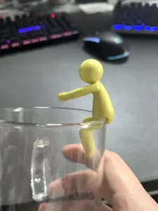 Detailansicht der gelben Pflanzenfigur zeigt die Randmontage und das flexible Design.