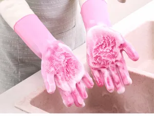 Vista dettagliata di guanti per pulizia in silicone rosa con setole fitte ideali per lavare i piatti.