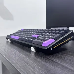 Ergonomische mechanische Tastatur mit Erhöhungsständer auf dem Schreibtisch, Schrägansicht.
