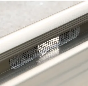 Vue rapprochée du patch de moustiquaire autocollant installé sur le trou de drainage.