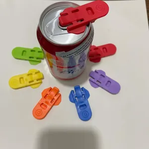 Abrelatas de plástico colorido portátil, herramientas de sellado antipolvo para cerveza y bebidas.