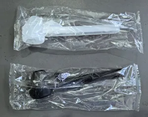 Vue détaillée de longues cuillères doseuses à café en plastique transparent, noir et blanc.