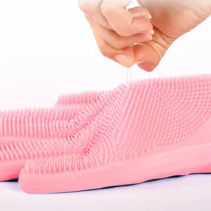 Guanti da cucina in silicone rosa con setole morbide per la pulizia e il lavaggio quotidiano.