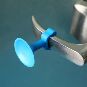 Blauer Silikon-Türgriff-Stoßstangenschutz und Antikollisions-Saugnapf für das Badezimmer zu Hause.