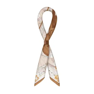 Nahaufnahme eines schmalen Seidenschals Twilly mit Vintage Noten und Geigen Muster.