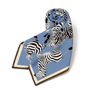 Blaues Seidentuch mit Zebramuster elegantes Halstuch stilvolles Outdoor Modeaccessoire