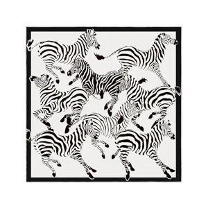 Nahaufnahme des schwarz-weißen Zebramotiv-Schals, elegantes geometrisches Kunstdesign.