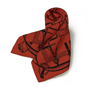Rotes Seidengefühl quadratisches Tuch mit schwarzem Reiterkettenprint, 70cm Halstuch.