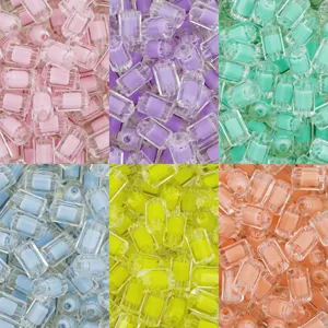 Gros plan detail des perles cylindriques en acrylique colorees interieurement pour bijoux DIY.