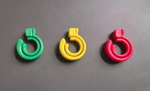 Gros plan détail de crochets pliants rotatifs en plastique multifonctionnels en vert jaune rouge.