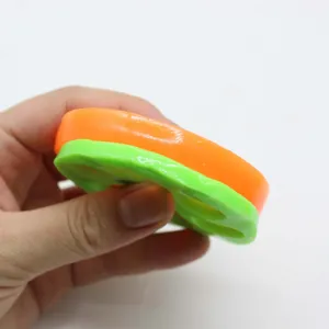 Silikon Haarentferner Detailaufnahme mit zweifarbiger Katzenpfote in Orange und Grün für Wäsche.