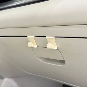 Auto Handschuhfach Haken, tragbarer kleiner Aufbewahrungshalter für das Autozubehör.