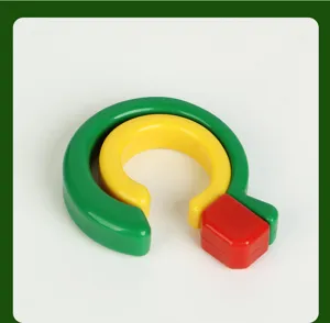 Vue détaillée du crochet pivotant en plastique, couleurs vert, jaune et rouge, flexible.
