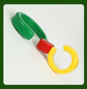 Vue détaillée du crochet pivotant en plastique multifonctionnel à 360 degrés pour un usage quotidien.