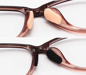 Gros plan sur des plaquettes de nez de lunettes en mousse en forme de goutte, chair et noir.
