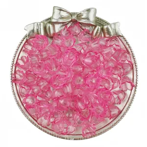 Vue détaillée de perles muguet transparentes en acrylique rose pour accessoires DIY.