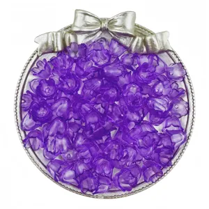 Vue détaillée de perles de muguet en acrylique violet pour la fabrication de bijoux DIY