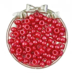 Dettaglio perline pony perlate rosse, foro grande per trecce di capelli fai-da-te e bracciali.