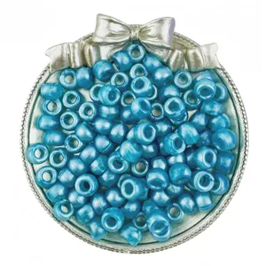 Vista dettagliata di perline a botte perlate blu 6x9mm, perle con foro grande per trecce DIY.