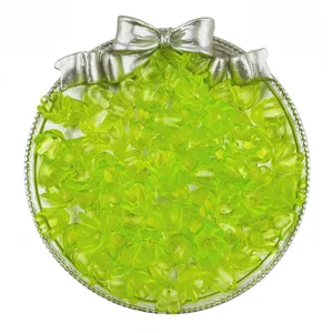 Gros plan de perles en acrylique muguet vert translucide pour les détails de bijoux DIY.