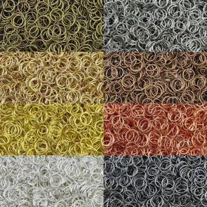 Dettaglio di anellini aperti in metallo di vari colori per la creazione di gioielli fai da te.