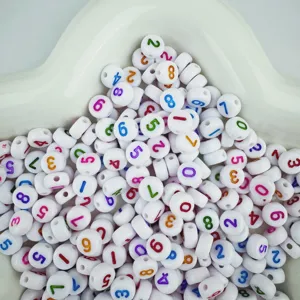 Cuentas de numeros de acrilico 4x7mm cuentas redondas blancas con digitos de colores para joyeria DIY.