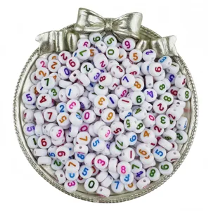 Cuentas numéricas de acrílico blanco con números de colores para joyería y pulseras DIY.