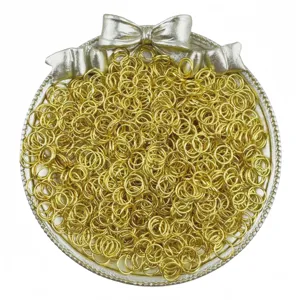 Dettaglio anellini aperti dorati, anelli di congiunzione in metallo per creazione di gioielli.