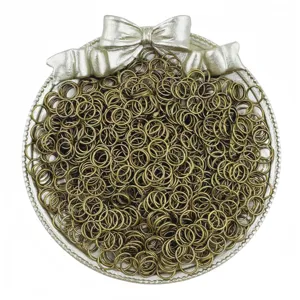 Anellini di congiunzione in bronzo sfusi in vassoio decorativo per creazione di gioielli fai da te.