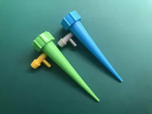 Dettaglio dell'irrigatore automatico per piante, picchetto a goccia per vasi interni.