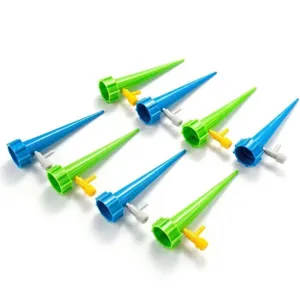 Picchetti per irrigazione automatica di piante con valvole regolabili per vasi di fiori.