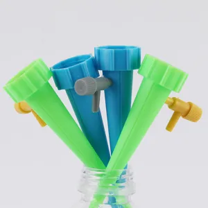 Picchetti per irrigazione automatica con valvola regolabile per piante in vaso e fiori.