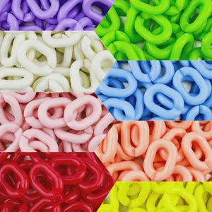 Acryl Ketten Glieder Detailaufnahme, bunte offene Ringe für DIY Schmuck Zubehör Bastelei.