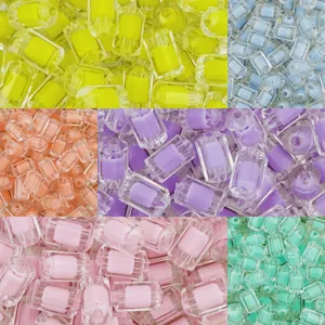 Gros plan sur les détails des perles cylindriques acryliques 12mm en divers coloris.