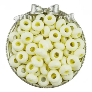 Gros plan de perles abaque acryliques facettées de 14mm blanc crème pour bijoux DIY.