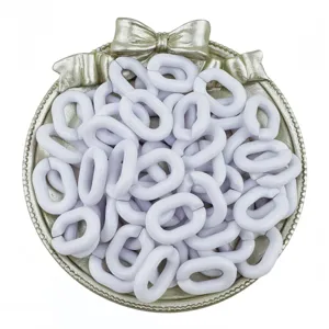 Detailansicht von 14x20mm Acryl Ketten Gliedern offenen Biegeringen fuer DIY Schmuck und Taschen.
