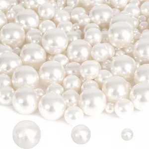 Perle di imitazione bianche per gioielli fai da te, accessori artigianali lisci, dettaglio.