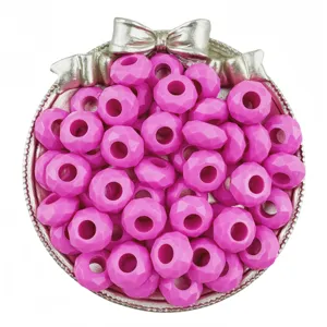 Gros plan de perles d'abaque en acrylique rose facettées de 14mm pour fabrication de bijoux DIY.