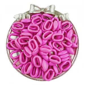 Gros plan de maillons de chaîne en acrylique rose vif, anneaux ouverts 10x16mm pour bijoux DIY.
