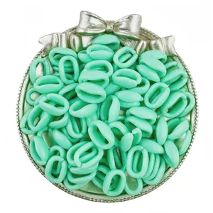 Gros plan de maillons de chaîne en acrylique vert menthe, parfaits pour bijoux et sacs DIY.